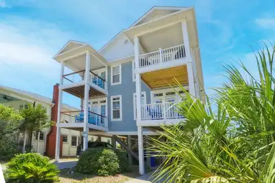 Image de Luxury 4 bedroom townhome with ocean view steps away from the beach!