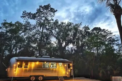 Image de Cozy & Fun Airstream Camper Near Downtown & Beach