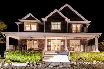 Image de Fantastic waterfront home with pond access, firepit, two decks, WiFi & gas grill
