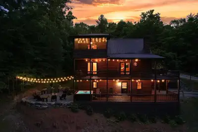 Image de Mountain View Cabin - Hot Tub - Fire Pit - Pool Table - Game Room