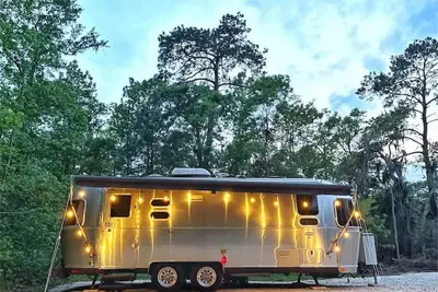 Image de Silver Belle Airstream Glamper Near Tybee & City