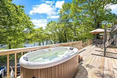 Image de Spectacular Waterfront Pond Views, Hot Tub, Deck, Kayak, Fish Private Dock Dogs Ok