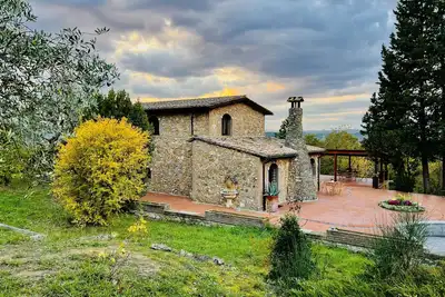 Image de 1700s stone farmhouse villa + 2 apartments on 10 acres for 10 guests. With pool!