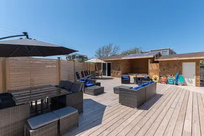 Image de Dog-friendly home just blocks from the bay with deck & private hot tub