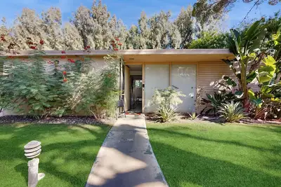 Image de Well-designed & modern villa with patios, pool & hot tub - walk to downtown