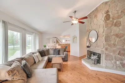 Image de Cozy Michigan Retreat - Walk to Lake Charlevoix!