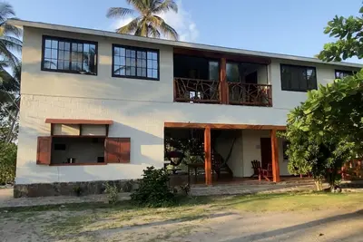 Image de Beautiful spacious beachfront home - pool & ocean views