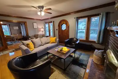Image de Historic 1920s home with high speed Wifi and Air Conditioning