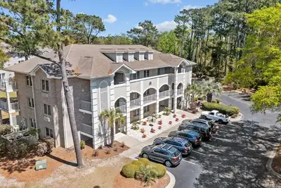 Image de Colony Ii at Oyster Bay condo | fast WiFi, seasonal pools, hot tub, fitness room