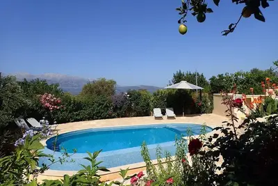 Image de 2 appartements partageant jardin et piscine