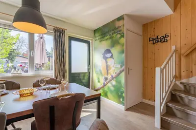 Image de Petite maison dans un parc avec aire de jeux