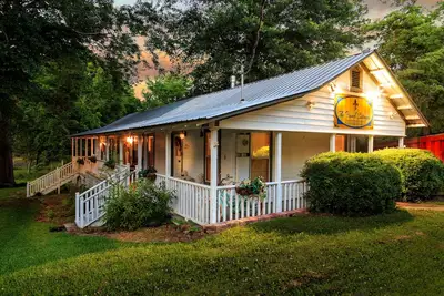 Image de *New* Adorable French Country Cottage w\/Free Bikes
