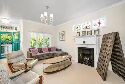 Image de Willow Tree Cottage. Bright, Airy & Jazzy.