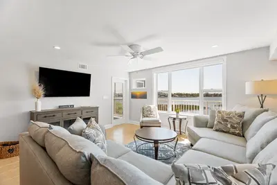 Image de Riverfront condo, Screen porch - Short walk across bridge to the beach, shops, and restaurants!