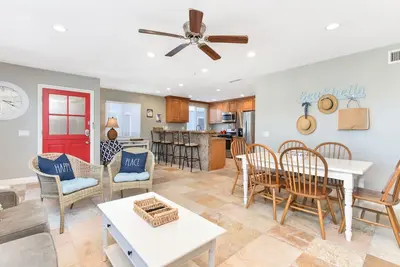 Image de 4 Bedroom Home Steps from the Sand w/ Balcony&Bbq
