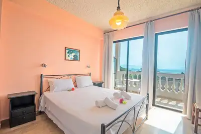 Image de Appartement 'Andromaches' avec vue sur la mer et piscine commune