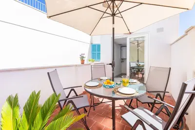 Image de Appartement de vacances 'Albercutx Pollentia 3' avec vue sur la mer, terrasse privée et Wi-Fi.