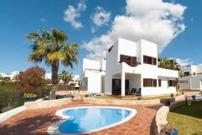 Image de Villa de vacances à Cala d'Or avec piscine partagée, terrasse, jardin et Wi-Fi.