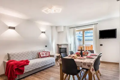 Image de Appartement \"Condominio Lucia 7\" avec vue sur les montagnes, jardin et Wi-Fi.