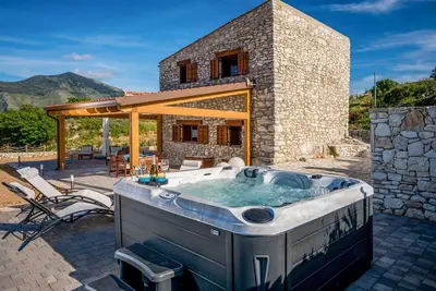 Image de Villa Murs de pierre avec vue sur la mer, terrasse, jardin, bain Ă remous et Wi-Fi