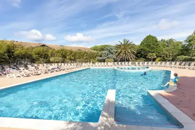 Image de Appartement en rez de jardin, avec piscine, terrasse privée et jardin.