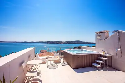 Image de Luxury villa with heated pool & sea view hot tub