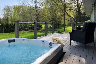 Image de Hot Tub|Beauitiful Backyard Oasis|Newly Renovated