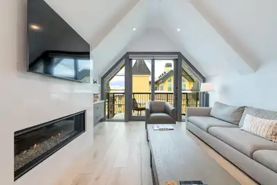 Image de Premiere Ritz Penthouse by InvitedHome | Luxe Remodel, Pool, 4th of July, Golf