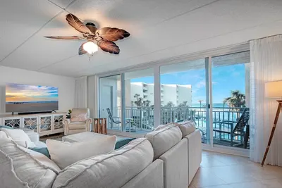 Image de Oceanfront condo with large balcony, multiple pools and a short walk to Flagler Ave