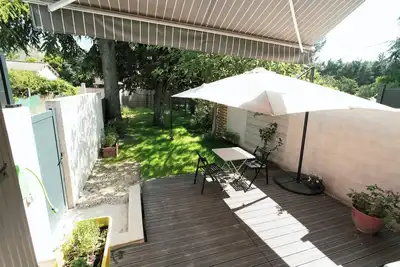 Image de Petite maison récente avec jardin arboré