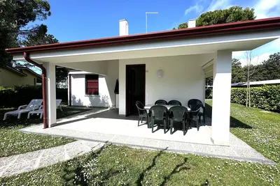Image de Single villa in village with swimming pool
