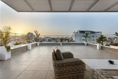 Image de Spectacular Penthouse with Huge Front & Rear Rooftops.