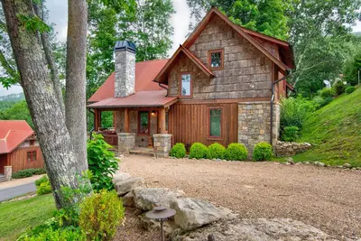 Image de Storybook Cottage at Eagles Nest-hot tub-fireplace in Primary bedroom, Summer Concerts
