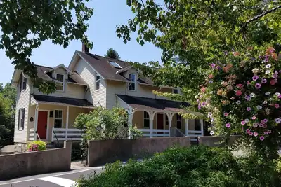 Image de Historic Inn - Antique Furnishings - 2 Marble Bathrooms - Spa and Dining Onsite