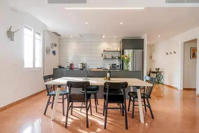 Image de New top floor apt with a lot of light & air-con