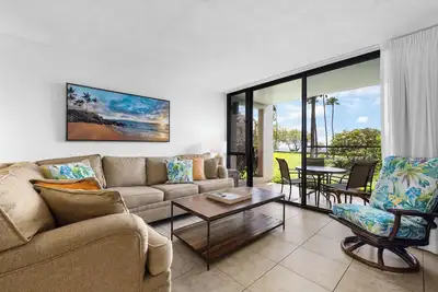 Image de Oceanview Loft | Walk to Beach | Pool, A/C, Sleeps 6 – Kamaole Sands 10-405