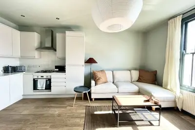 Image de Stylish Central Bristol Base!