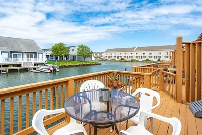 Image de 1 Br 1. 5 Canal Front Unit with Pool!