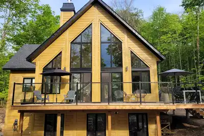 Image de Neuf, spacieux, lumineux, moderne, spa, accès Lac Supérieur, kayaks, piscine. . .