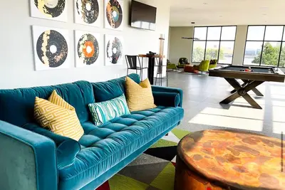 Image de Skyline Views & Luxury Living - 2br by Downtown Louisville