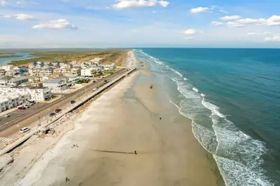 Image de 229 10th Street N, Unit 3 · Sunrise Views! ★ Parking ★ Beach Block