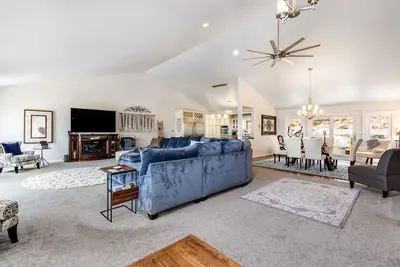 Image de Spacious home with gorgeous mountain views, private deck, WiFi & W/D