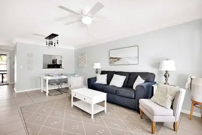 Image de Steps to the Beach from this Salt Air Getaway