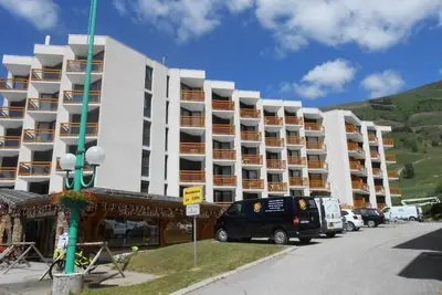 Image de 200m des commerces, 4ème étage, vue pistes de ski, balcon, parking, télévision, casier à ski, 35m²