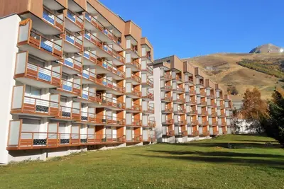 Image de 50m du centre station, 2ème étage, vue pistes de ski, balcon, parking, télévision, casier à ski