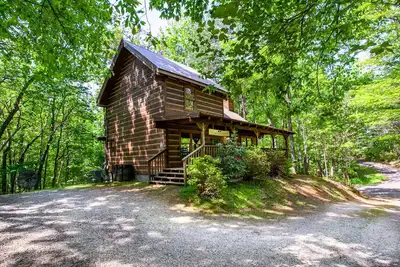 Image de Firelit Nights & Hot Tub Soaks at This Smoky Mountain Escape