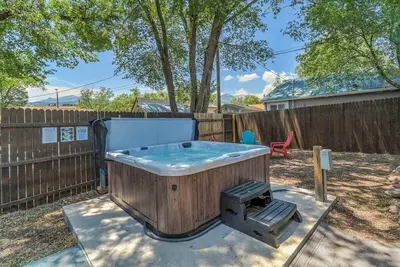 Image de Vibrant Watermelon! Hot Tub & King Bed & Bbq!