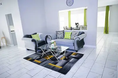 Image de Gorgeous spacious home to come get cozy for the holidays