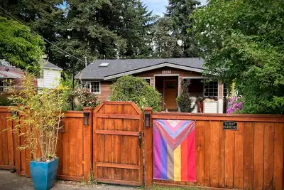 Image de North Seattle bungalow with Hot Tub near light rail and I-5.