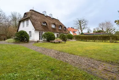 Image de Nordlicht Lee - beautiful thatched house and dreamlike garden.